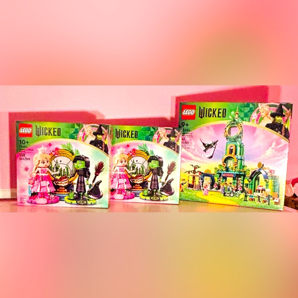 LEGO Wicked Welcome to Emerald City 945 pcs; Wicked, Elphaba & Glinda Figures